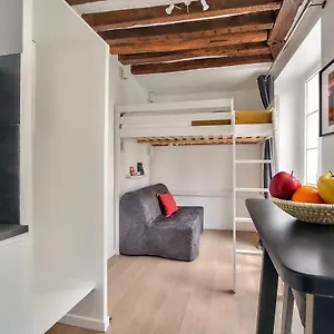 https://lovely-mezzanine-studio-in-the-heart-of.fr-paris.fr